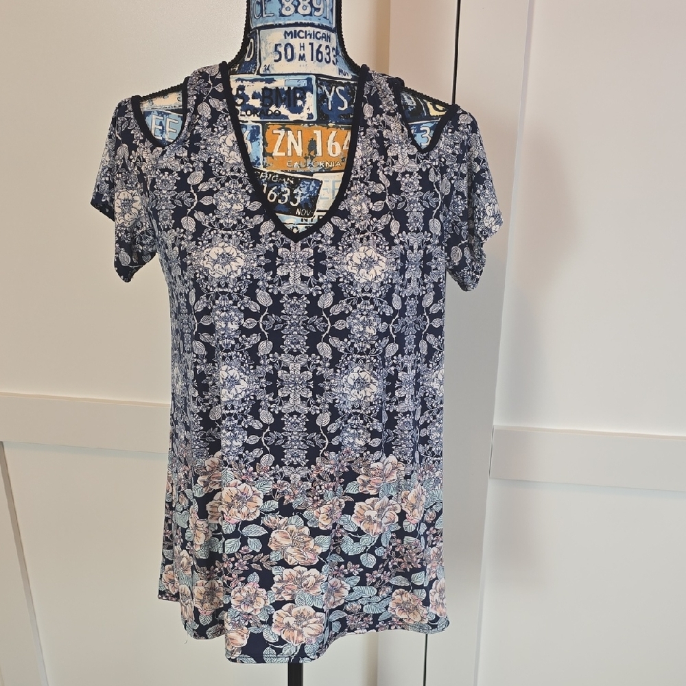 Navy and White Floral V-Neck Short Sleeve Top